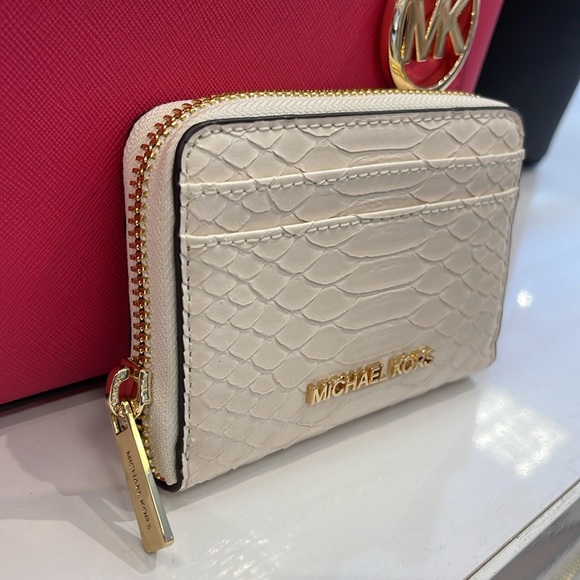 Michael Kors Women Medium Zip Around Card Case Coin Pouch Wallet Light Cream
NWT - Picture 16 of 16